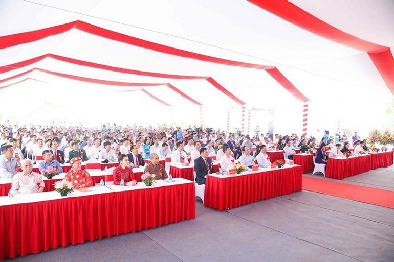 Các đại biểu dự lễ khởi công Khu lưu niệm Anh hùng dân tộc, Danh nhân văn hóa thế giới Nguyễn Trãi.