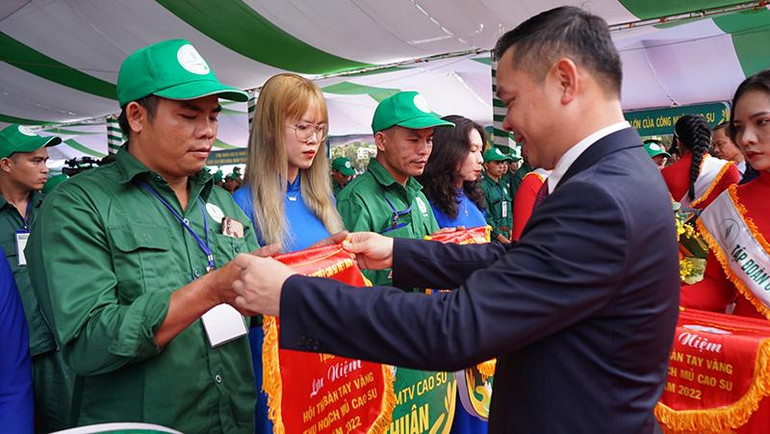 Lãnh đạo Ủy ban Quản lý vốn Nhà nước tại doanh nghiệp tặng hoa cho các thí sinh dự thi.