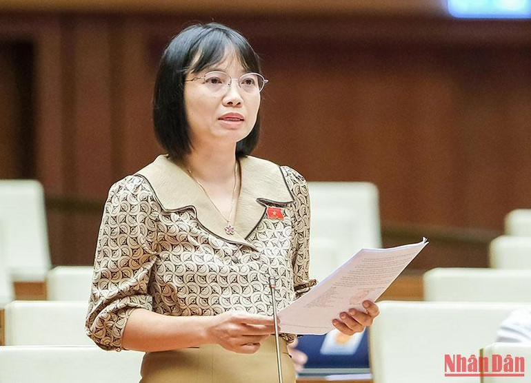 Đại biểu Nguyễn Việt Nga phát biểu ý kiến thảo luận. (Ảnh: Duy Linh)