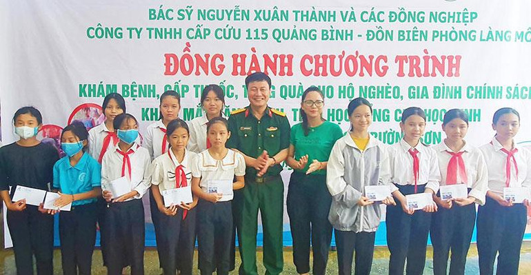Các y, bác sĩ trao học bổng cho học sinh xã biên giới Trường Sơn, huyện Quảng Ninh, tỉnh Quảng Bình.