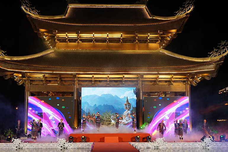 Đoàn nghệ thuật nước bạn Lào biểu diễn. Đoàn nghệ thuật nước bạn Lào biểu diễn.