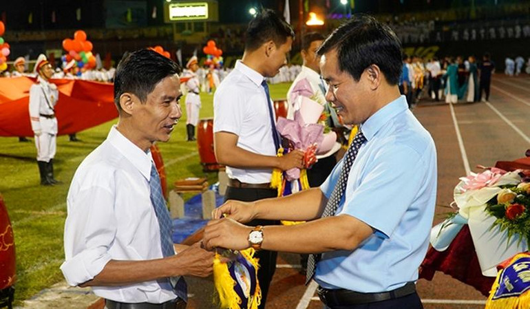 Chủ tịch UBND tỉnh Nguyễn Văn Phương tặng cờ lưu niệm cho các đơn vị tham gia Đại hội Thể dục Thể thao .