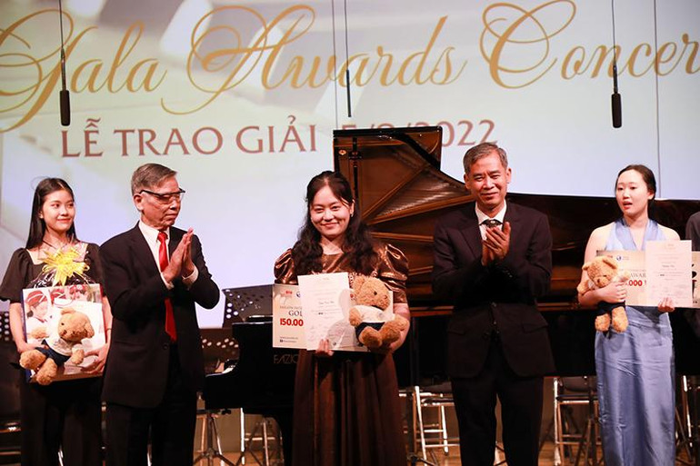 Thí sinh Trần Yến Nhi giành giải Vàng Đại học Quốc tế Sài Gòn.