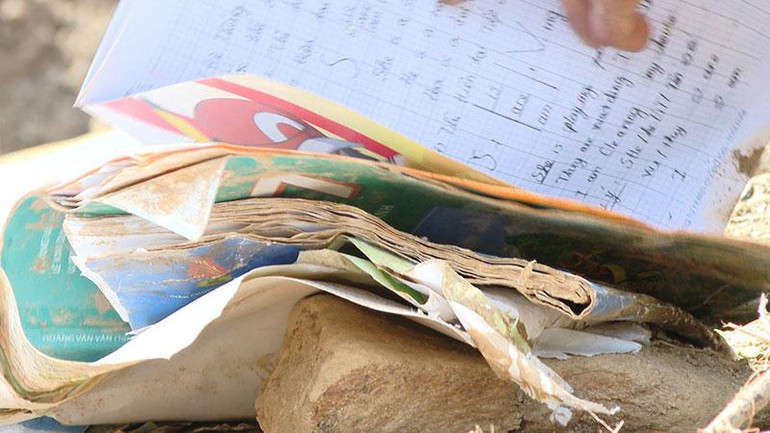 Những cuốn sách của em Moong Thị Phương Thảo bị đất đá, nước lũ làm hỏng.