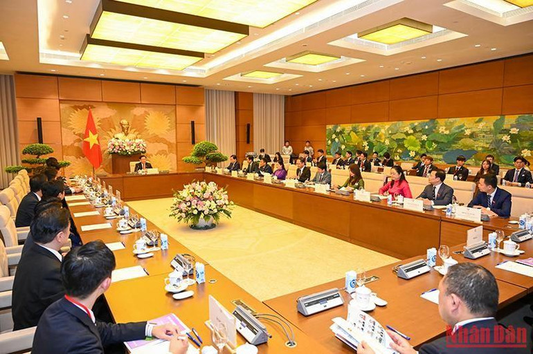 Quang cảnh buổi gặp mặt tại Nhà Quốc hội.