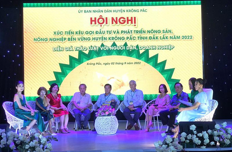 Các nhà quản lý và các chuyên gia trao đổi, chia sẻ kinh nghiệm trong sản xuất nông nghiệp với các doanh nghiệp cùng người dân huyện Krông Pắc.