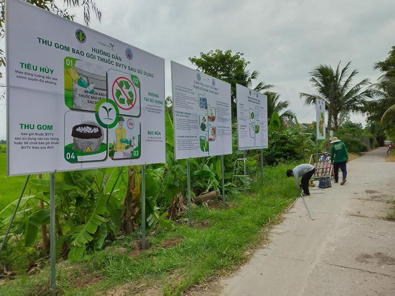 Pano hướng dẫn thu gom bao gói thuốc bảo vệ thực vật sau sử dụng đặt tại vùng hoa kiểng Sa Đéc.