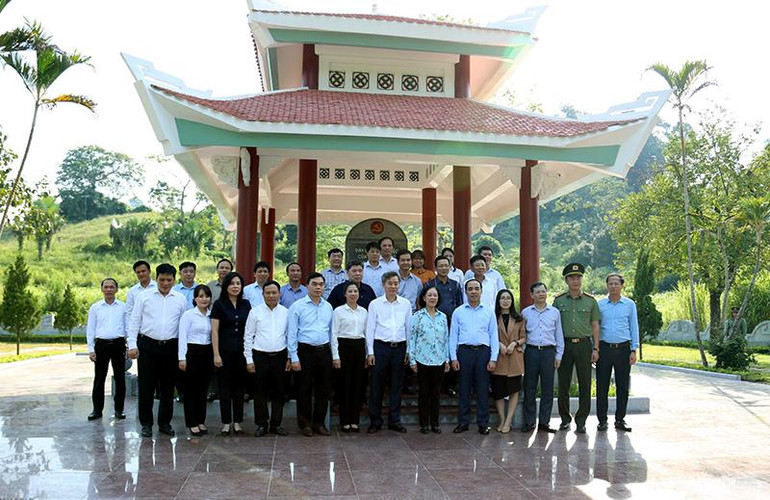 Đoàn công tác Ban Tổ chức Trung ương và lãnh đạo tỉnh Tuyên Quang chụp ảnh lưu niệm tại Di tích Ban Tổ chức Trung ương.