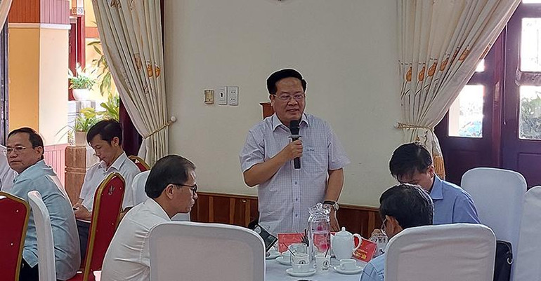 Chủ tịch Ủy ban nhân dân tỉnh Kon Tum Lê Ngọc Tuấn giải đáp một số thắc mắc của doanh nghiệp, doanh nhân tại chương trình.