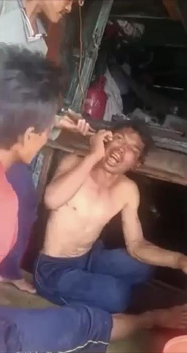 Hình ảnh được cắt từ clip trên mạng xã hội thể hiện 2 ngư dân trên tàu cá ở Cà Mau bị bạn tàu đi cùng hành hạ, đánh đập.