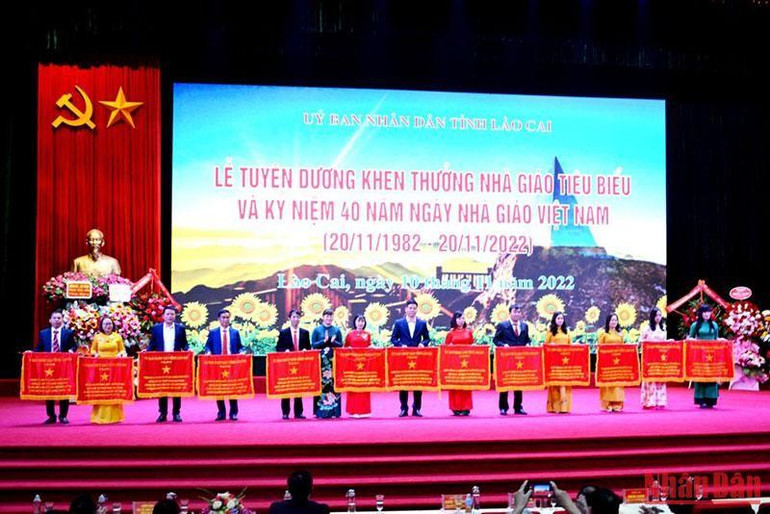 Trao Cờ thi đua của Ủy ban nhân dân tỉnh Lào Cai cho các tập thể đạt thành tích cao trong dạy và học ở tỉnh Lào Cai.