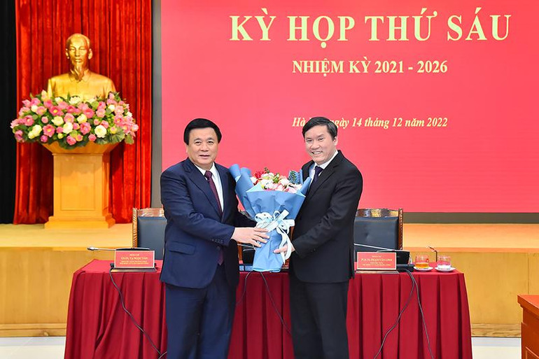 Đồng chí Nguyễn Xuân Thắng, Ủy viên Bộ Chính trị, Giám đốc Học viện Chính trị Quốc gia Hồ Chí Minh, Chủ tịch Hội đồng Lý luận Trung ương chúc mừng đồng chí Lê Văn Lợi (thành viên Hội đồng, Phó Giám đốc Học viện Chính trị Quốc gia Hồ Chí Minh) được bổ nhiệm chức danh Giáo sư. Đồng chí Nguyễn Xuân Thắng, Ủy viên Bộ Chính trị, Giám đốc Học viện Chính trị Quốc gia Hồ Chí Minh, Chủ tịch Hội đồng Lý luận Trung ương chúc mừng đồng chí Lê Văn Lợi (thành viên Hội đồng, Phó Giám đốc Học viện Chính trị Quốc gia Hồ Chí Minh) được bổ nhiệm chức danh Giáo sư.