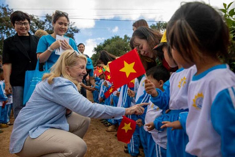 Hoạt động của bà Catherine Russell ở Gia Lai trong chuyến thăm và làm việc tại Việt Nam (Ảnh: UNICEF). Hoạt động của bà Catherine Russell ở Gia Lai trong chuyến thăm và làm việc tại Việt Nam (Ảnh: UNICEF).
