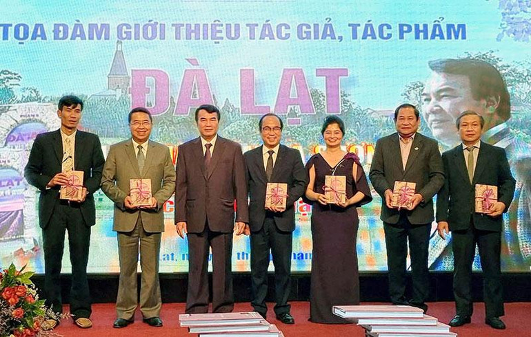 Tác giả Phạm S tặng sách cho cơ quan, ban, ngành nhân xuất bản cuốn thứ 24 “Đà Lạt - mùa màu tím và sương”.