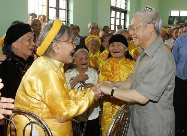 Tống Bí thư Nguyễn Phú Trọng trò chuyện thân mật các cụ cao niên khu dân cư Trai Trang, thị trấn Yên Mỹ, huyện Yên Mỹ, tỉnh Hưng Yên (10/11/2013) (Ảnh: Trí Dũng/TTXVN)