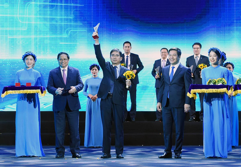 Đồng chí Phạm Minh Chính, Ủy viên Bộ Chính trị, Thủ tướng Chính phủ và đồng chí Nguyễn Hồng Diên, Ủy viên Trung ương Đảng, Bộ trưởng Công thương, Chủ tịch Hội đồng Thương hiệu quốc gia Việt Nam trao hoa, biểu trưng cho các Doanh nghiệp có sản phẩm đạt Thương hiệu quốc gia Việt Nam.