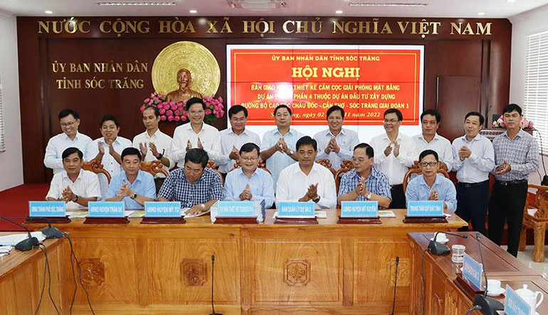 Các đơn vị ký kết bàn giao hồ sơ thiết kế cắm cọc giải phóng mặt bằng Dự án thành phần 4.