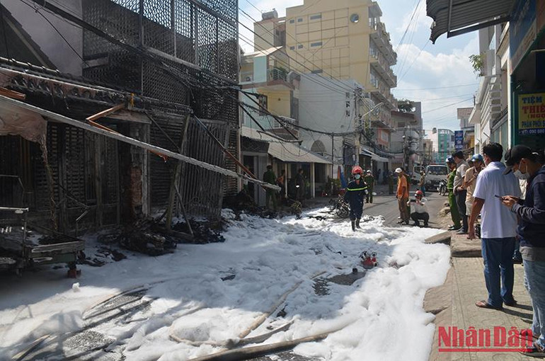Căn nhà 2 tầng bị cháy đã được khống chế kịp thời, những căn nhà liền kề được an toàn không bị ảnh hưởng nhiều.
