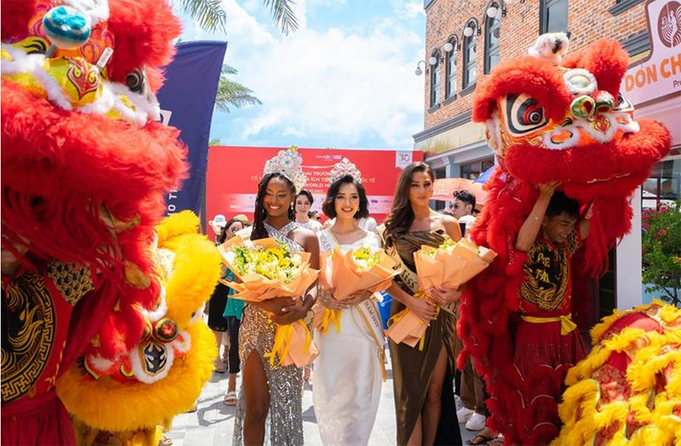 Từ trái qua: Hoa hậu Trái đất 2021 Destiny Evelyn Wagner, Hoa hậu các Dân tộc Việt Nam 2022 Nông Thúy Hằng và Hoa hậu Trái đất 2020 Lindsey Coffey tham dự lễ khai trương.