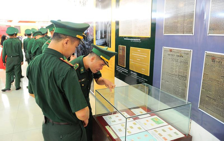 Triển lãm chuyên đề “Từ Ngọ Môn đến Ba Đình lịch sử” ảnh 2 Triển lãm chuyên đề “Từ Ngọ Môn đến Ba Đình lịch sử” ảnh 2