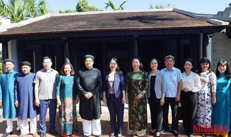 Phó Chủ tịch nước Võ Thị Ánh Xuân chụp ảnh lưu niệm cùng cán bộ, nhân viên Bảo tàng Hồ Chí Minh tỉnh Thừa Thiên Huế.