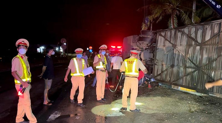 Lực lượng Cảnh sát giao thông thực hiện khám nghiệm hiện trường vụ lật xe. Lực lượng Cảnh sát giao thông thực hiện khám nghiệm hiện trường vụ lật xe.