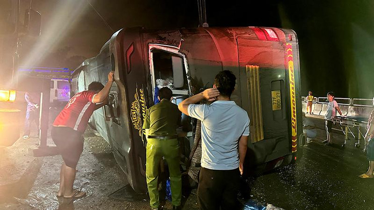 Các lực lượng chức năng và người dân địa phương đang tìm cách đưa nữ hành khách bị thương nặng còn kẹt trong xe ra ngoài. Các lực lượng chức năng và người dân địa phương đang tìm cách đưa nữ hành khách bị thương nặng còn kẹt trong xe ra ngoài.