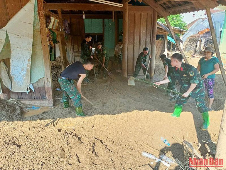 Nhà chị Lương Thị Ỏn, bản Hòa Sơn bị trôi toàn bộ, chỉ còn mỗi cát trong nhà, mất ba xe máy, bìa đất...