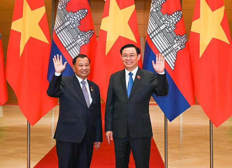 Chủ tịch Quốc hội Vương Đình Huệ và Chủ tịch Thượng viện Vương quốc Campuchia Samdech Say Chhum chụp ảnh lưu niệm tại lễ đón.