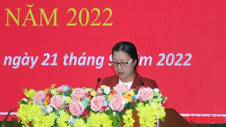 Phó Chủ tịch UBND tỉnh Vĩnh Long phát biểu tại hội nghị. (Ảnh: BÁ DŨNG)