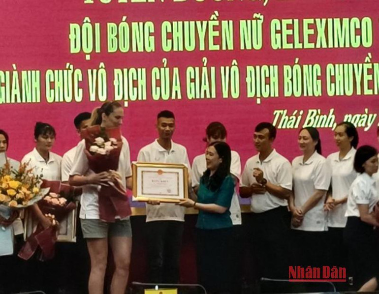 Ngoại binh Polina Rahimova, vận động viên tấn công xuất sắc nhất Giải vô địch bóng chuyền quốc gia năm 2022 được Ủy ban nhân dân tỉnh Thái Bình trao tặng Bằng khen.