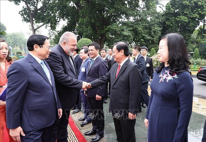 Thủ tướng Phạm Minh Chính giới thiệu với Thủ tướng nước Cộng hòa Cuba Manuel Marrero Cruz thành viên Đoàn Việt Nam. (Ảnh: Dương Giang-TTXVN)