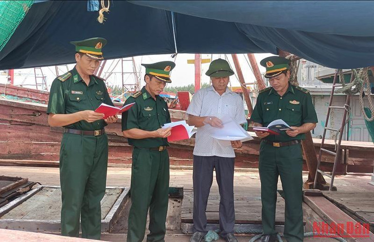 Đồn Biên phòng cảng cửa khẩu Diêm Điền (huyện Thái Thụy, tỉnh Thái Bình) kiểm tra thủ tục giấy tờ của tàu thuyền tại cảng cá Tân Sơn.