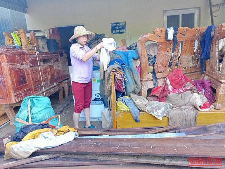 Nhà bà Vị Thị Ỏn (65 tuổi) bị tàn tật ở bản Hòa Sơn, xã Tà Cạ bị nước lũ cô lập.