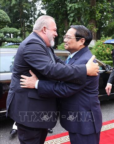 Thủ tướng Phạm Minh Chính đón Thủ tướng nước Cộng hòa Cuba Manuel Marrero Cruz. (Ảnh: Dương Giang-TTXVN)