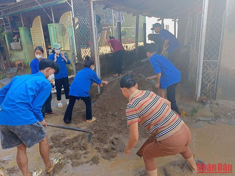 Cán bộ đoàn Trường THPT Kỳ Sơn giúp nhà ông Khá Văn Bún, bản Hòa Sơn.