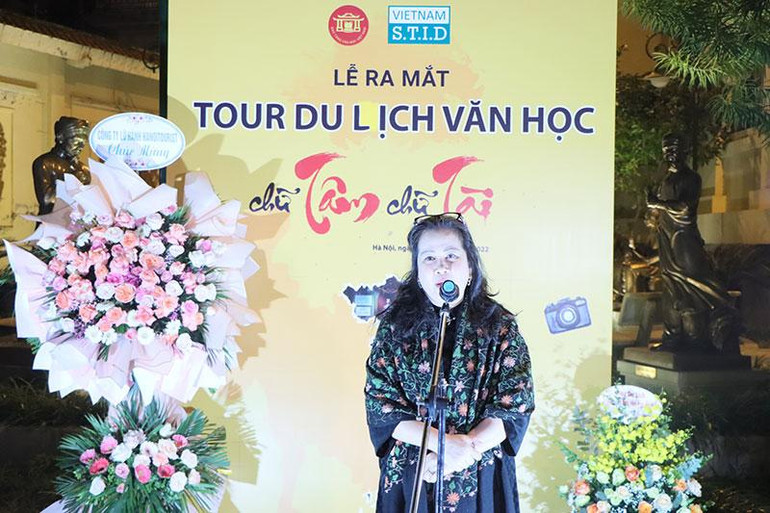 Nhà văn Nguyễn Thị Thu Huệ, Giám đốc Bảo tàng Văn học Việt Nam phát biểu tại lễ khai mạc. Nhà văn Nguyễn Thị Thu Huệ, Giám đốc Bảo tàng Văn học Việt Nam phát biểu tại lễ khai mạc.