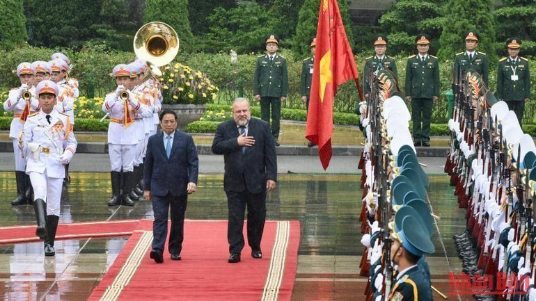 Thủ tướng Phạm Minh Chính và Thủ tướng nước Cộng hòa Cuba Manuel Marrero Cruz duyệt đội danh dự Quân đội nhân dân Việt Nam. (Ảnh: Trần Hải)