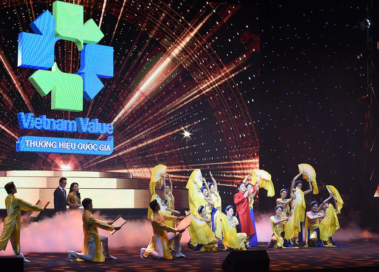 Chương trình ca nhạc mở đầu cho buổi lễ.