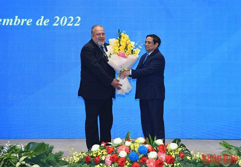 Thủ tướng Phạm Minh Chính tặng hoa chúc mừng Thủ tướng nước Cộng hòa Cuba Manuel Marrero Cruz.