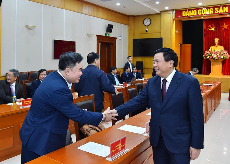 Chủ tịch Hội đồng Lý luận Trung ương Nguyễn Xuân Thắng với các đại biểu tại kỳ họp. Chủ tịch Hội đồng Lý luận Trung ương Nguyễn Xuân Thắng với các đại biểu tại kỳ họp.