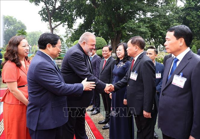 Thủ tướng Phạm Minh Chính giới thiệu với Thủ tướng nước Cộng hòa Cuba Manuel Marrero Cruz thành viên Đoàn Việt Nam. (Ảnh: Dương Giang-TTXVN)