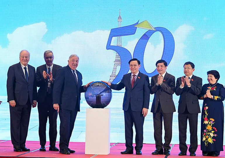 Chủ tịch Quốc hội Vương Đình Huệ và Chủ tịch Thượng viện Cộng hòa Pháp Gérard Larcher cùng đại biểu hai nước thực hiện nghi thức công bố biểu trưng 50 năm quan hệ ngoại giao Việt Nam - Pháp. (Ảnh Duy Linh)