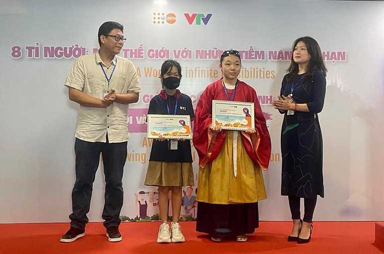 Đại diện Ban Tổ chức trao Giải Triển vọng cho các thí sinh.