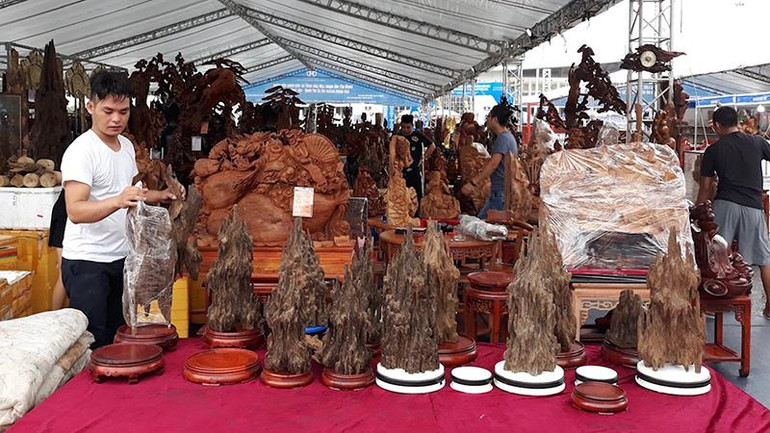 Các sản phẩm đồ gỗ, nội thất trưng bày tại chương trình.