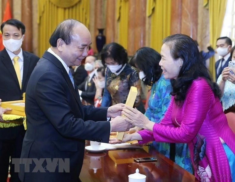 Chủ tịch nước Nguyễn Xuân Phúc gặp mặt Đoàn đại biểu Trung ương Hội Người cao tuổi Việt Nam tại Phủ Chủ tịch (28/9/2021). (Ảnh: Lâm Khánh/TTXVN)