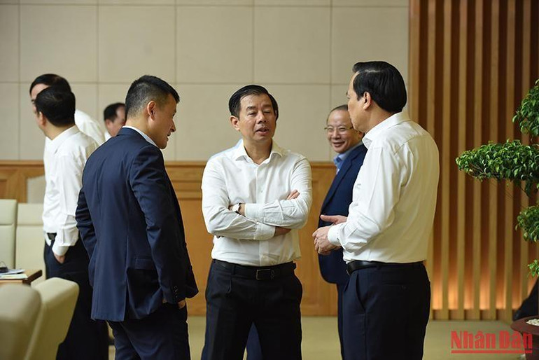 Bộ trưởng Lao động-Thương Binh và Xã hội Đào Ngọc Dung trao đổi với các đại biểu tham dự hội nghị.