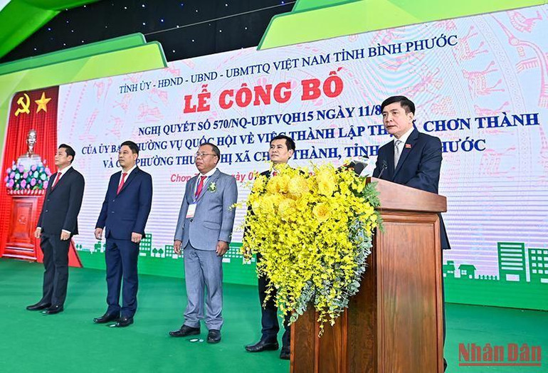 Tổng Thư ký, Chủ nhiệm Văn phòng Quốc hội Bùi Văn Cường công bố Nghị quyết của Ủy ban Thường vụ Quốc hội về thành lập thị xã Chơn Thành và các phường thuộc thị xã Chơn Thành, tỉnh Bình Phước. (Ảnh: Duy Linh)