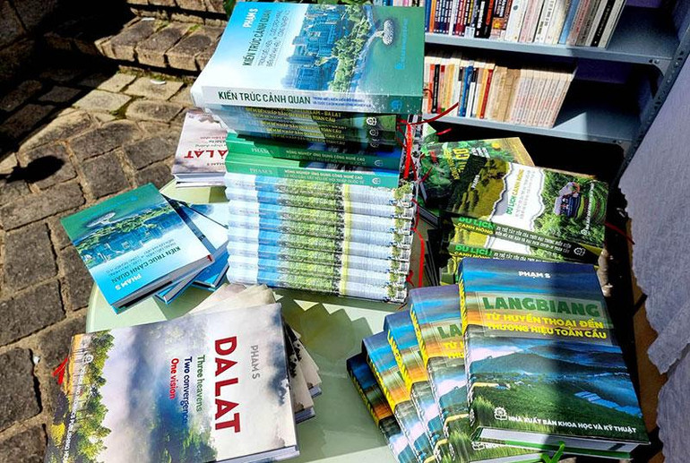 Một số tác phẩm của Phạm S tại không gian Ngày hội văn hóa đọc tỉnh Lâm Đồng năm 2022.