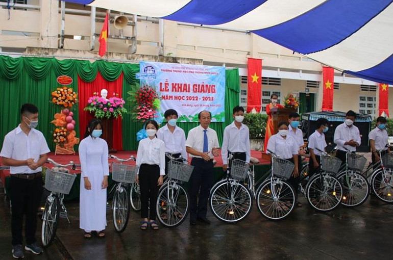 Lãnh đạo tỉnh Long An trao xe đạp cho học sinh có hoàn cảnh khó khăn ở khu vực biên giới đang học tại Trường trung học phổ thông Vĩnh Hưng.